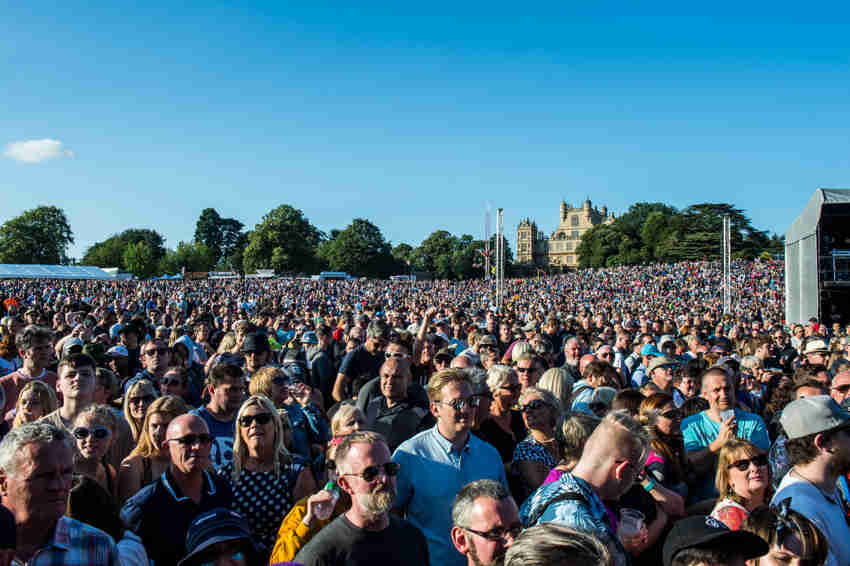 Splendour Crowd, Looking Up At Wollaton Hall Credit Marcus Holdsworth